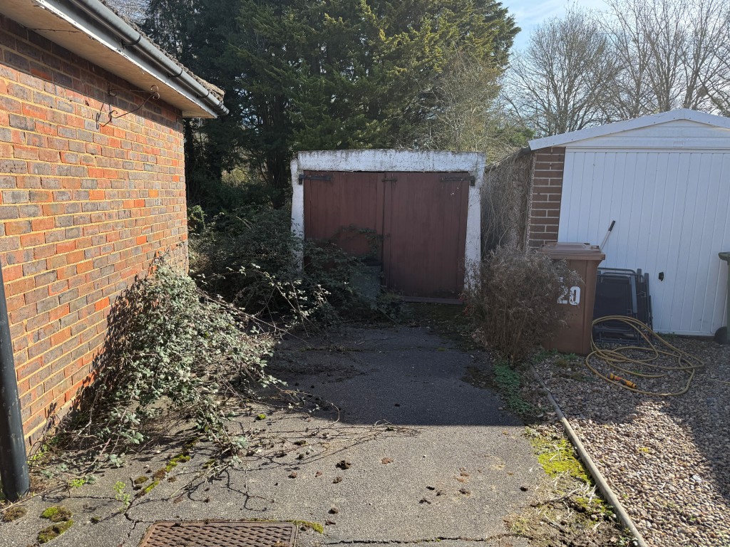 Lot: 128 - BUNGALOW WITH GARAGE AND GARDENS IN NEED OF MODERNISATION - Detached garage and driveway